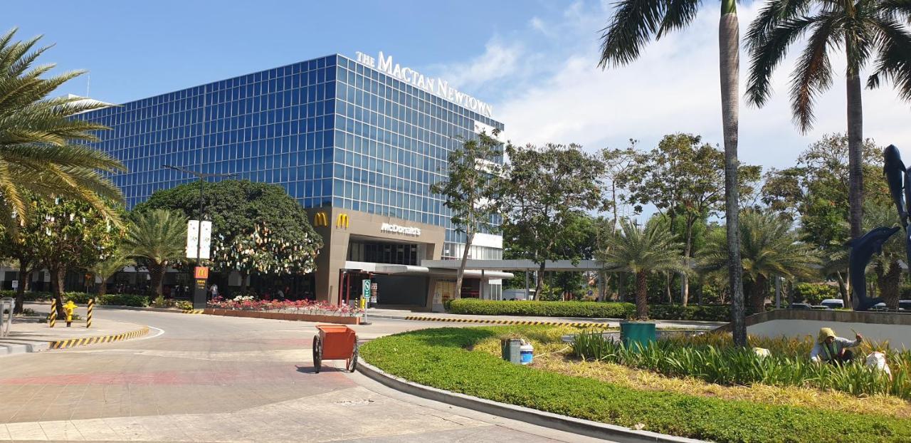 Mactan Newtown Condo With Garden And Ocean View 8Newtown Blvd Мактан Екстериор снимка