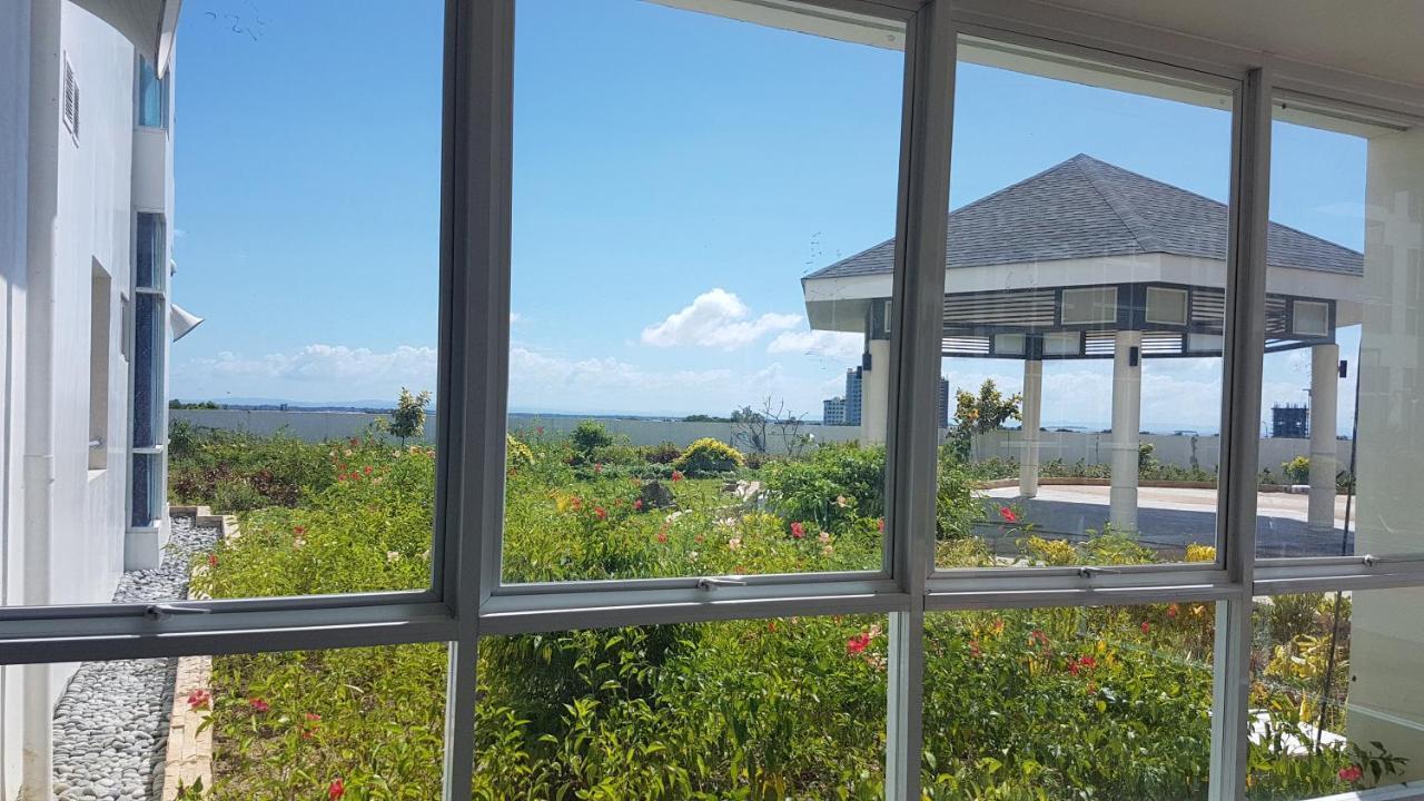 Mactan Newtown Condo With Garden And Ocean View 8Newtown Blvd Мактан Екстериор снимка